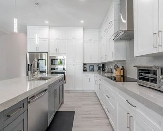 Sparkling new Vanderbilt Beach luxury escape - Naples - Cocina