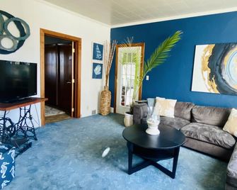 Private Spacious Pool Home - Lower Burrell - Sala de estar