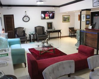Altamont Court Hotel - Kingston - Hành lang