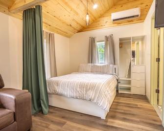 Settle in at the Petite Retreat. - Muncie - Bedroom