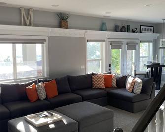 Sunset Views! Indoor Sport Court, Pool table, Golf Course, 12 min to downtown - North Salt Lake - Sala de estar