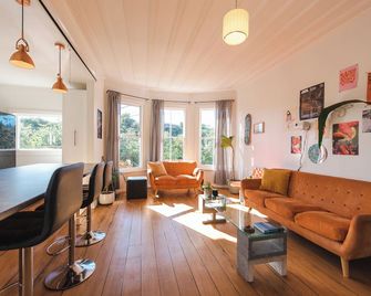 Sunrays Stay - Stylish Retreat - New Plymouth - Salon