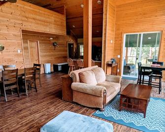 Mountain Retreat, Spacious Cabin on 2.5 acres, firepit and trails - Garden Valley - Sala de estar