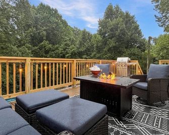 King beds, pet friendly, fenced in yard, with a pool! - Beckley - Balcone