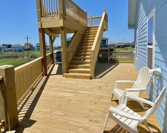 Paradise Palms - 4 Bedrooms - 2 Baths - Sleeps 10 - Crystal Beach - Patio