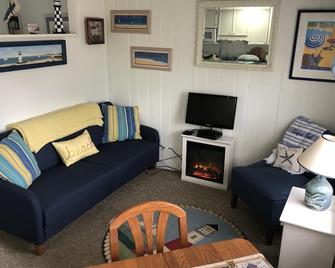 Cute 1 Bedroom Efficiency Condo At Glendon Beach With Inground Pool - Dennis - Living room