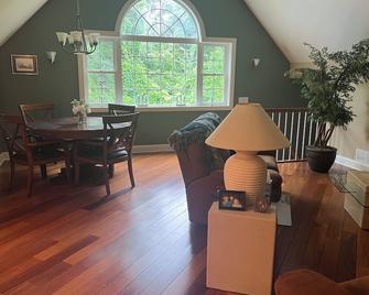 Cozy modern apartment in a rural setting but 10 minutes from everything! - Clarkston - Dining room