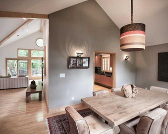 The Quiet House Buckhead Tranquil Retreat. - Brookhaven - Dining room