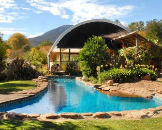 Glasshouse with log fire | pool | spa | near Bright | walk to shops restaurants - 타웡가 - 수영장