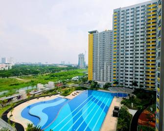 Nice and Comfy 2BR Springlake Apartment near Summarecon Bekasi By Travelio - Bekasi - Pool