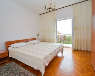 Spacious 4 Apartment for 5 Persons w 2 Terraces, 2 Bedrooms, 2 Bathrooms - Novalja