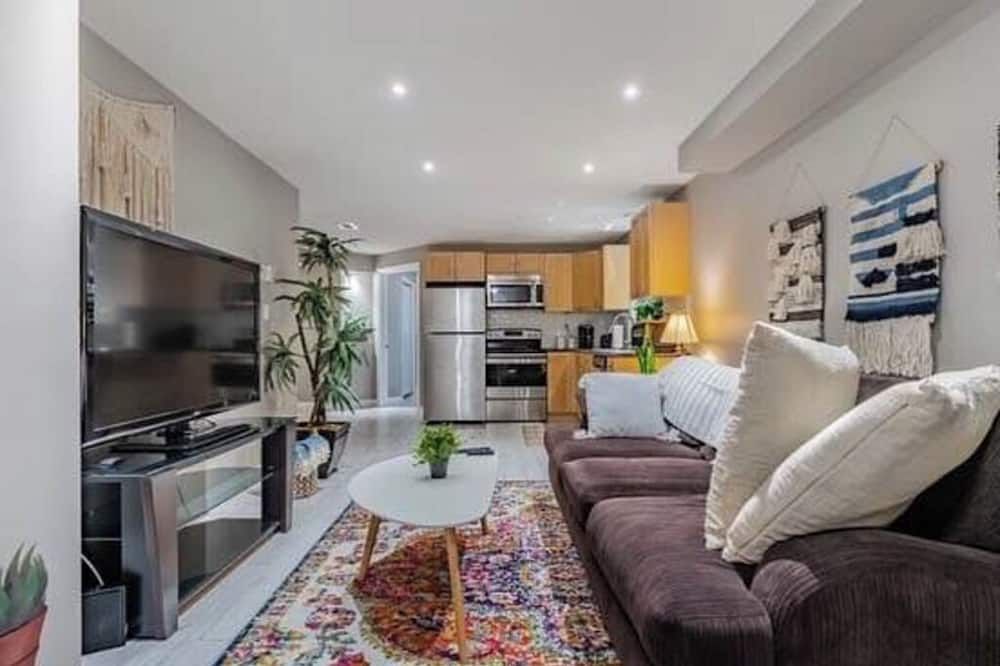2 Bedrooms | Near Yxe Airport | Safe Quiet Area - Saskatoon - Living room