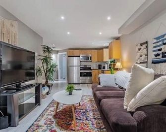 2 Bedrooms | Near Yxe Airport | Safe Quiet Area - Saskatoon - Pokój dzienny