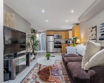 2 Bedrooms | Near Yxe Airport | Safe Quiet Area - Saskatoon - Living room