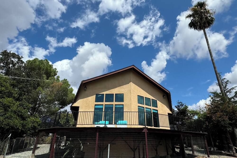 Stunning large 3-bedroom house in lovely Red Bluff with AC, WiFi - Red Bluff - Gebäude