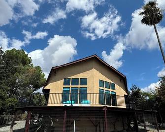 Stunning large 3-bedroom house in lovely Red Bluff with AC, WiFi - Red Bluff - Building