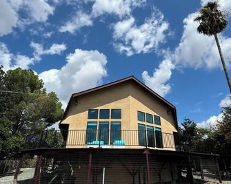 Stunning large 3-bedroom house in lovely Red Bluff with AC, WiFi - Red Bluff - Gebäude