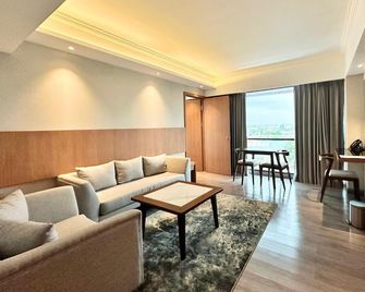 The Malioboro Hotel & Conference Center - Yogyakarta - Stue