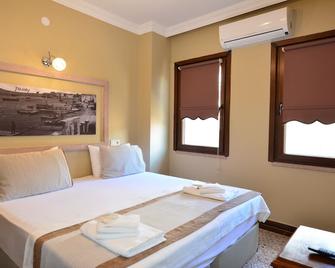 Hayriye Hanim Ege - אייבאליק - חדר שינה