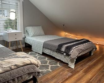 Modern 2 Bedroom Rental House, Close to Lake Michigan - Manitowoc - Bedroom