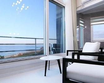 Gangnung Ss Pension - Gangneung - Balcony