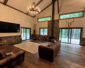 Serene and spacious home in the woods, w/ hot tub. Minutes from bike trails. - Deerwood - Living room