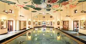 MG 之屋酒店 - 阿默達巴德 - 艾哈邁達巴德 - 游泳池