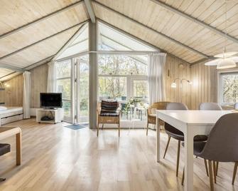Holiday Home Tjørnemarken - Føllenslev - Comedor