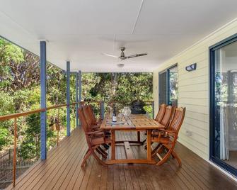 Mortimer - Rainbow Shores. Walk to beach - Rainbow Beach - Varanda