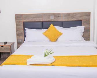 Waffles Suites - Nakuru - Schlafzimmer