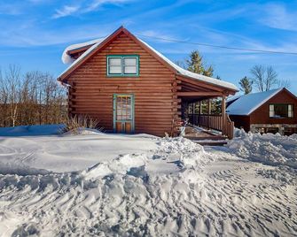 Cozy log cabin close to recreation, dog-friendly, balcony, BBQ, w/d, TVs, kayaks - Barnard - Building