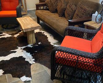 Quiet cabin minutes from Lake Tenkiller. Family or couple friendly. - Gore - Living room