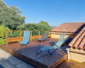 Parc Naturel du LuberonApartment in villa, swimming pool, quiet, panoramic view - Saint-Martin-de-la-Brasque - Balcón