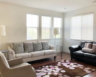 City Escape! Large Condo Near San Francisco - Hayward - Living room