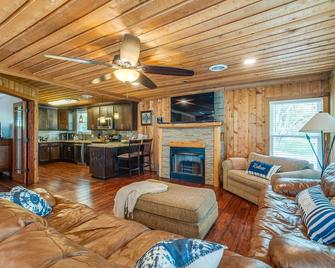 Lakeside: King Bed, Firepit, Kayaks & Fishing Gear - Gallatin - Living room