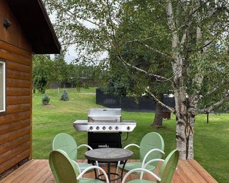 Light & airy Deer cabin near Glacier National Park - Hungry Horse - Patio