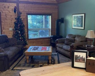 The Adams Chalet perfect for family or friends. Pet-friendly! - Randle - Living room