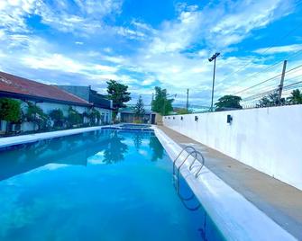 Basic Rooms Hotel - Tacloban City - Bazén