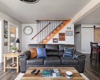 Eagles Roost. Wifi & Dog Friendly. Covered porch & upper Deck w/ Sunset Views - Eagle Rock - Living room