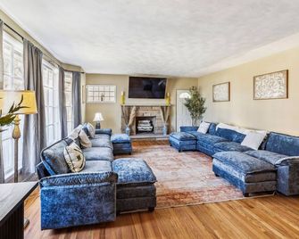 The Cleveland Cornerstone: 7br + 4 Ba + Ultimate Basement W/ Gameroom - Cleveland - Olohuone