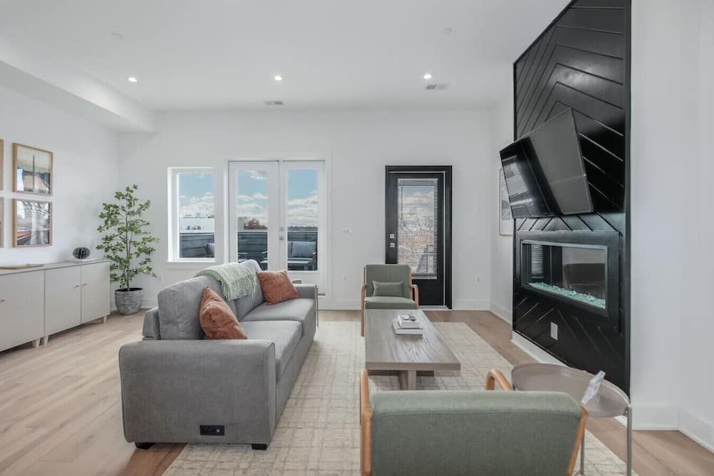 Modern Capitol Hill Penthouse w/ Rooftop Decks - 3 Min Walk to Metro! - וושינגטון די.סי - סלון