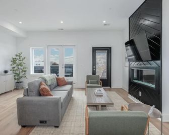 Modern Capitol Hill Penthouse w/ Rooftop Decks - 3 Min Walk to Metro! - Washington, D.C. - Living room