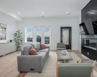 Modern Capitol Hill Penthouse w/ Rooftop Decks - 3 Min Walk to Metro! - וושינגטון די.סי - סלון