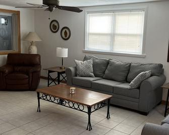 Riverfront Getaway - Bay City - Living room