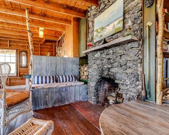 Historic Home with Large Deck, Free WiFi, Washer/Dryer - Near Beach and Downtown - Boothbay Harbor - Living room