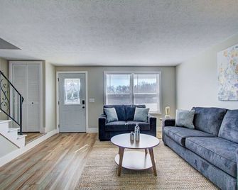 Cozy 2BR | Central North Canton w/ Garage - North Canton - Living room