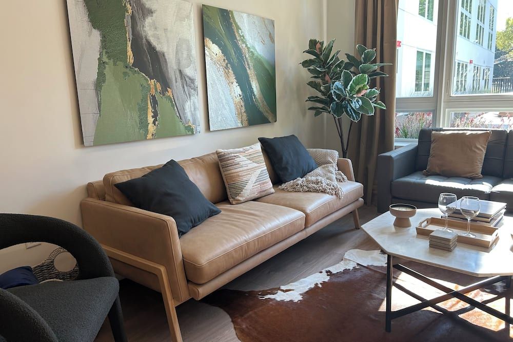 Luxury & Cozy 1-bedroom apartment with AC in tranquil Sacramento next to Capitol - Sacramento - Living room