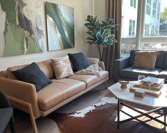 Luxury & Cozy 1-bedroom apartment with AC in tranquil Sacramento next to Capitol - Sacramento - Living room