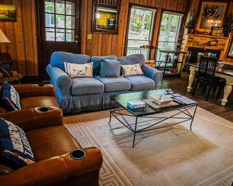 Stunning cottage overlooking Lake Innsbruck 5 miles from Wild Animal Safari! - Pine Mountain - Вітальня