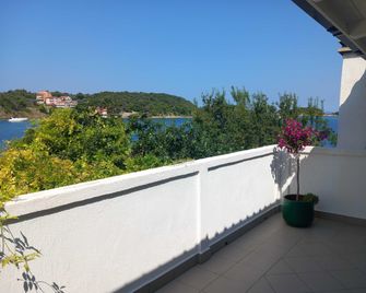 Guest House Green Corner Supetarska Draga - Supetarska Draga - Balcón